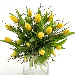 En buket friske gule tulipaner lige til at sætte i vasen