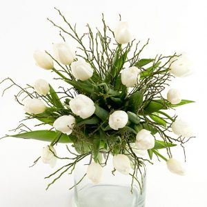 En buket med hvide tulipaner bundet med smukt grønt!