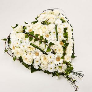 Køb blomsterhjerte i hvide nuancer