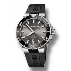 ORIS AQUIS DATE TITANIUM armbåndsur med grå skive og sort gummierem