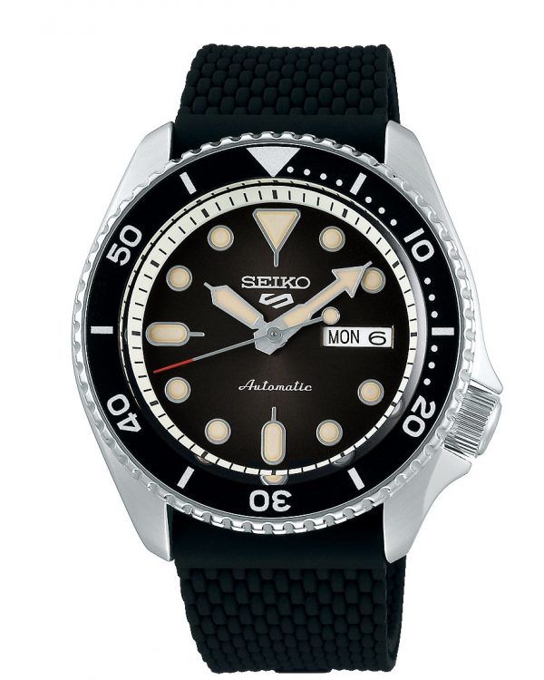SEIKO 5 SPORT HERREUR MED SORT GUMMIREM